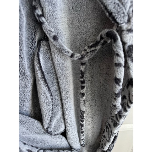 Jaclyn Intimates Plush Gray Long Robe Sz. Small - Picture 5 of 8